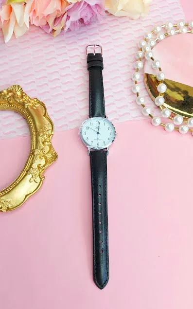 Reloj Q and Q para dama color negro con plateado.