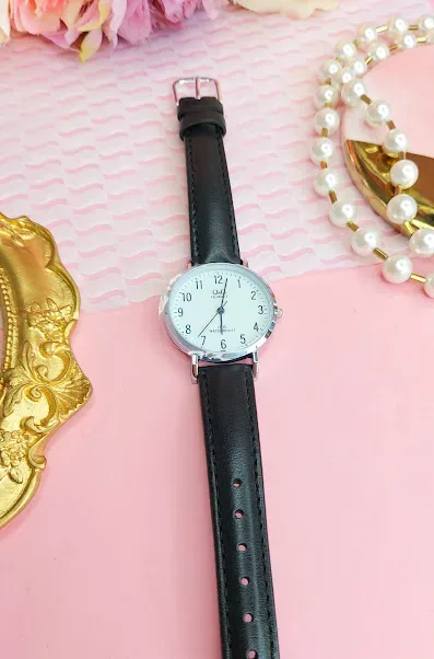 Reloj Q and Q para dama color negro con plateado.