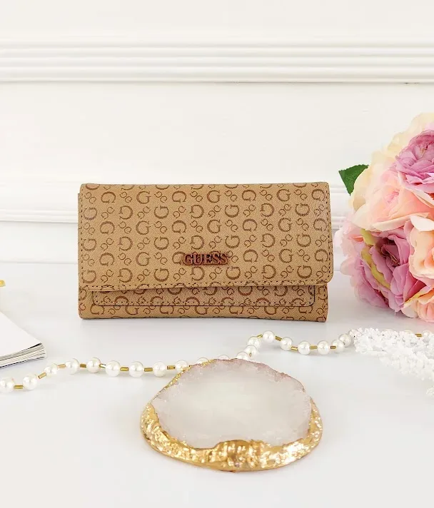 Cartera Guess para dama color cafe claro.