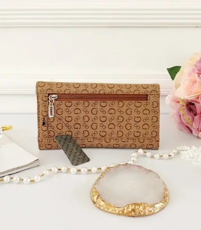 Cartera Guess para dama color cafe claro.