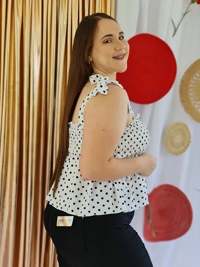 Blusa para dama color blanca con lunares negros