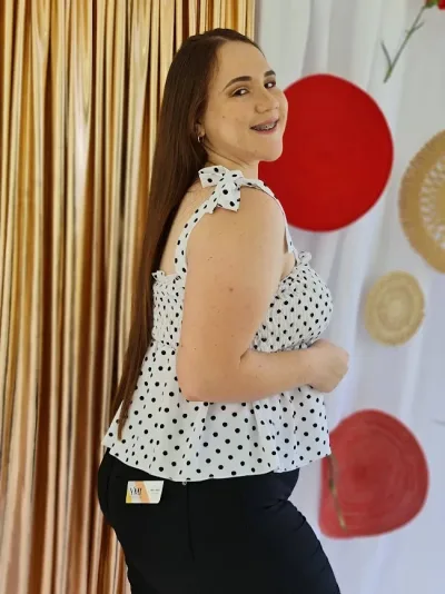 Blusa para dama color blanca con lunares negros