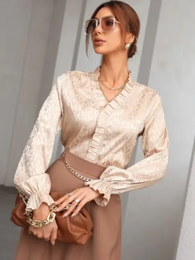 Blusa para dama color beige diseño leopardo jacquard