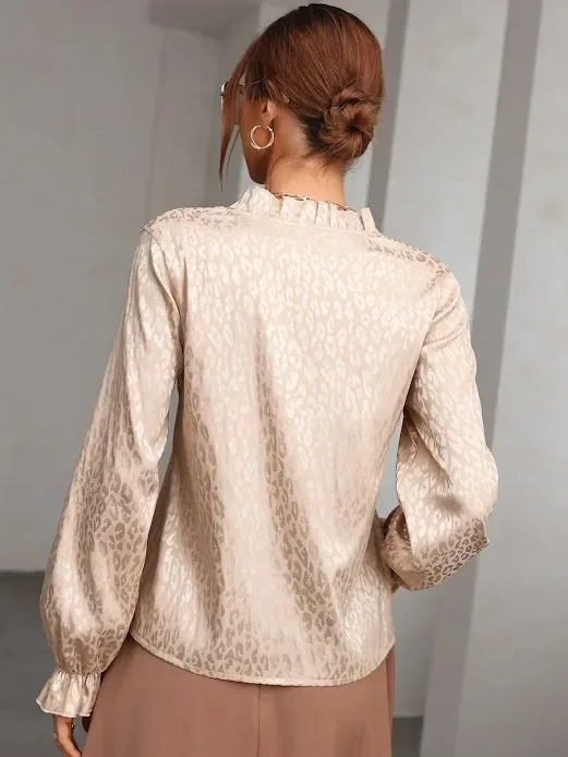 Blusa para dama color beige diseño leopardo jacquard