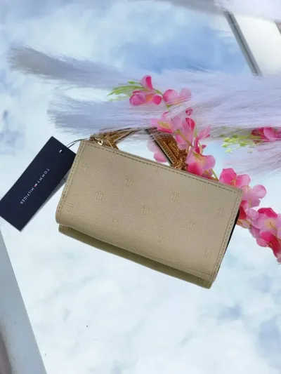 Cartera Tommy Hilfiger color beige
