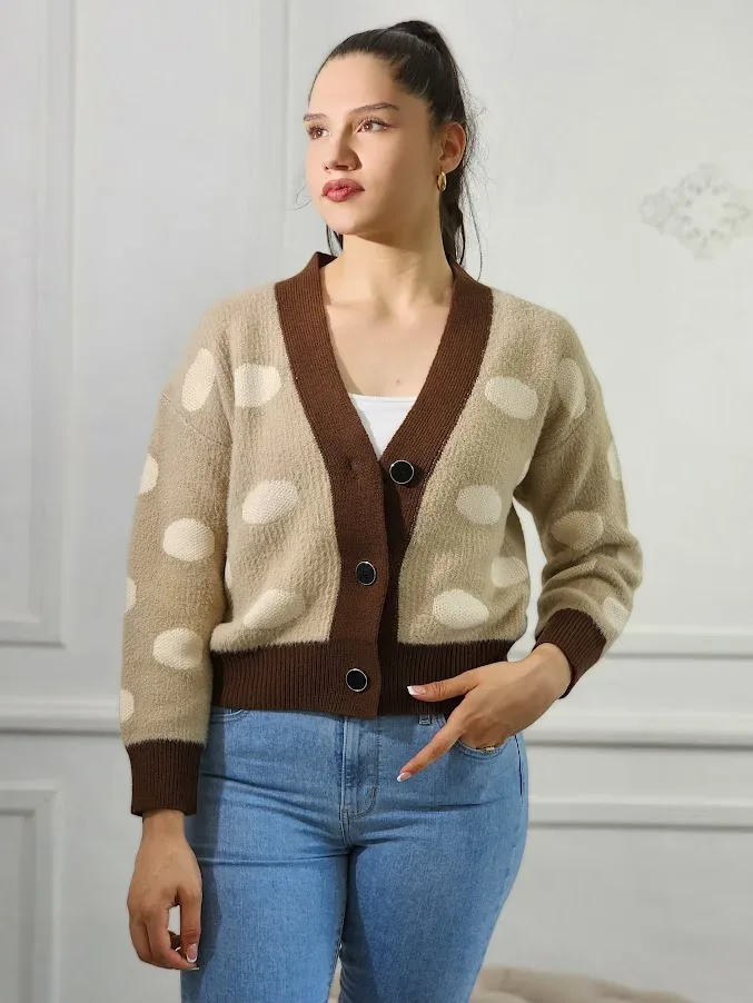 Abrigo para dama color beige con detalles en colores crema y café