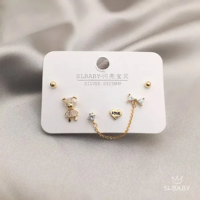 Set de aretes plata 925 con baño de oro diseño de oso lazo y corazón