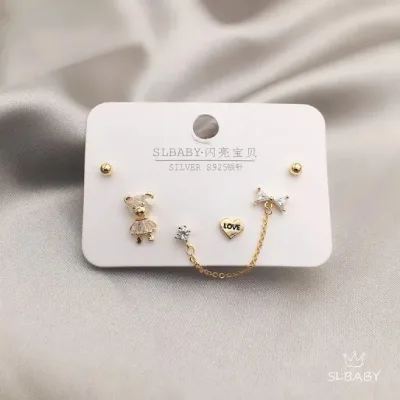 Set de aretes plata 925 con baño de oro diseño de oso lazo y corazón
