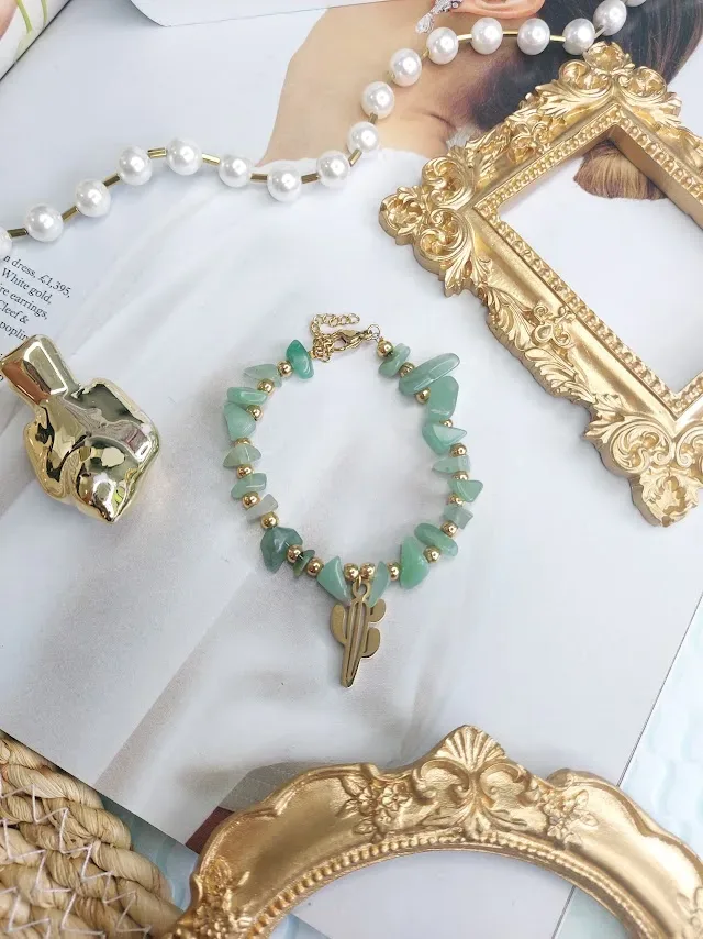 Pulsera de piedras naturales para dama color verde con dorado