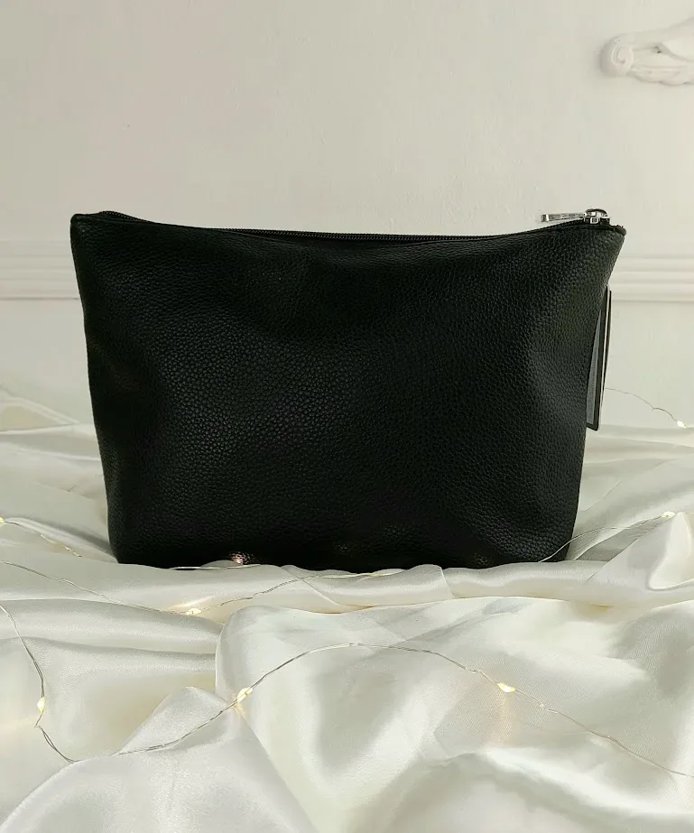 Cosmetiquera Guess para dama