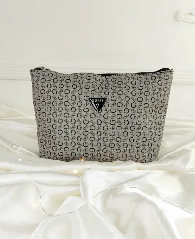 Cosmetiquera Guess para dama
