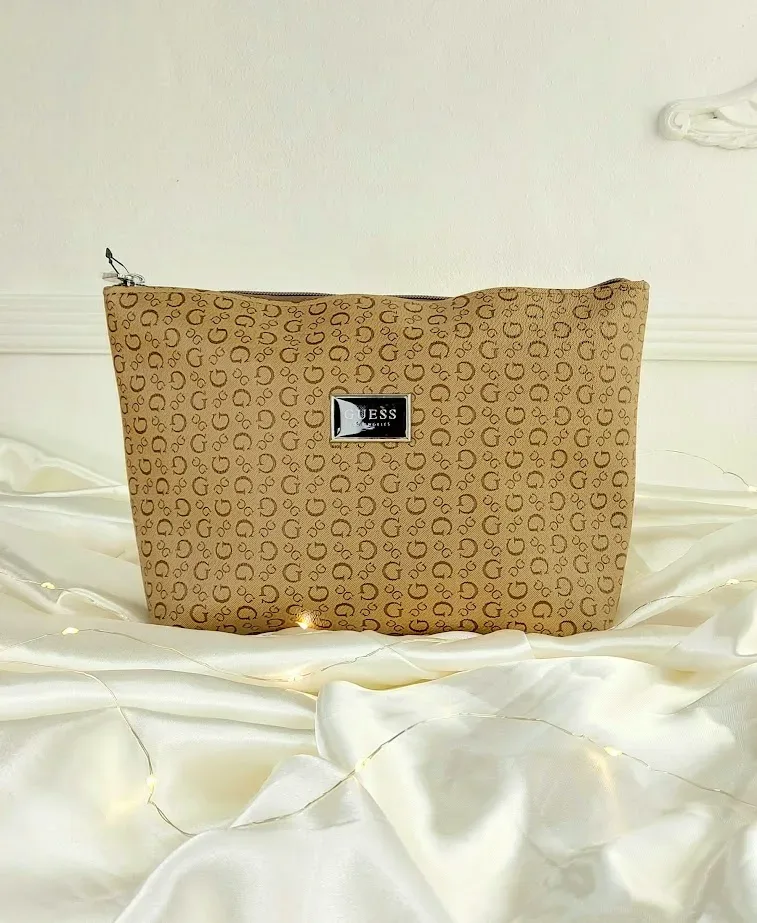 Cosmetiquera Guess para dama