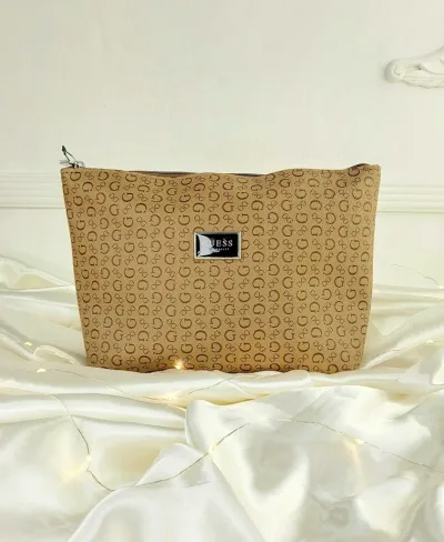 Cosmetiquera Guess para dama