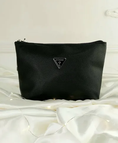 Cosmetiquera Guess para dama