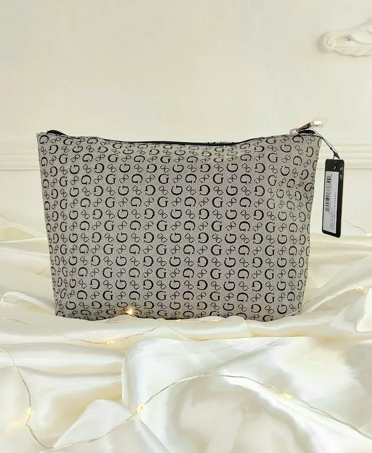 Cosmetiquera Guess para dama