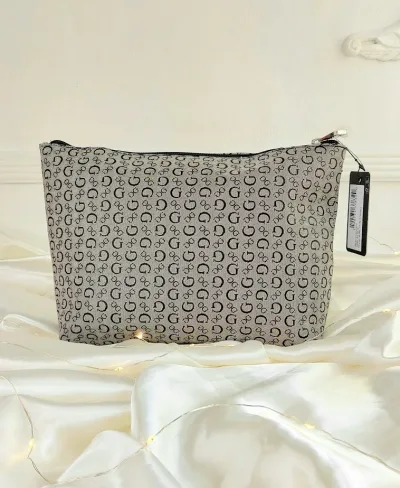Cosmetiquera Guess para dama