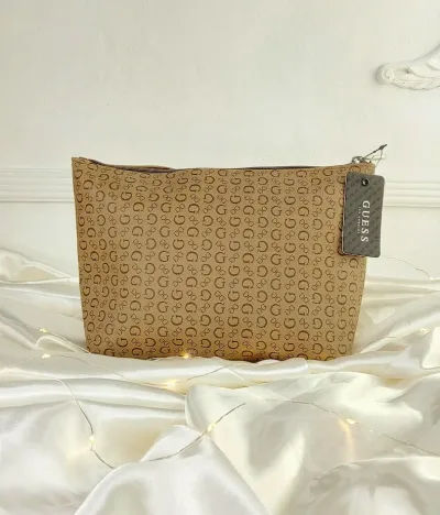 Cosmetiquera Guess para dama