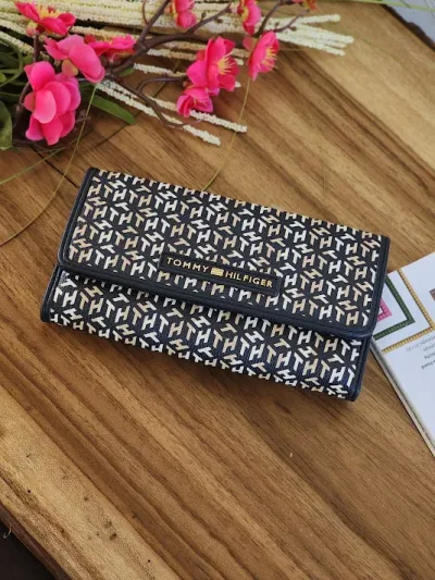 Cartera Tommy Hilfiger para dama XW06603-9700YJ MULTICOLOR
