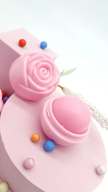 Bálsamo labial para dama aroma a rosas