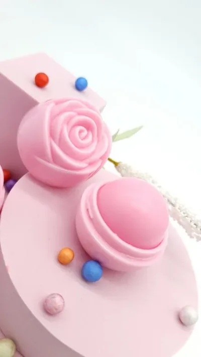 Bálsamo labial para dama aroma a rosas