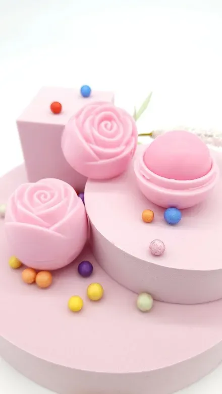 Bálsamo labial para dama aroma a rosas