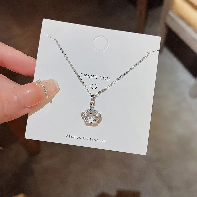 Collar de acero de titanio con dije de corona