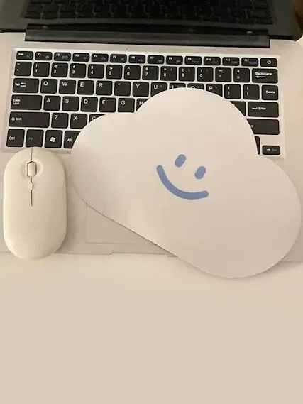 Alfombrilla para mouse color blanco con forma de nube