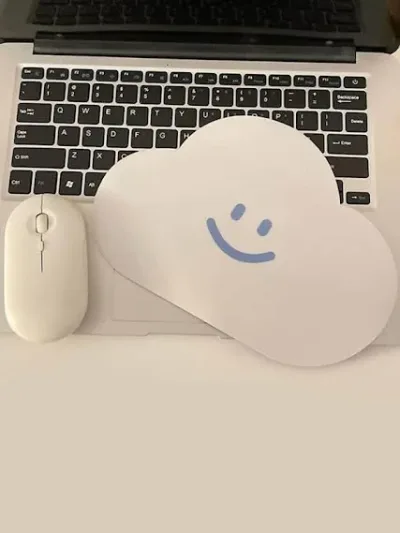 Alfombrilla para mouse color blanco con forma de nube