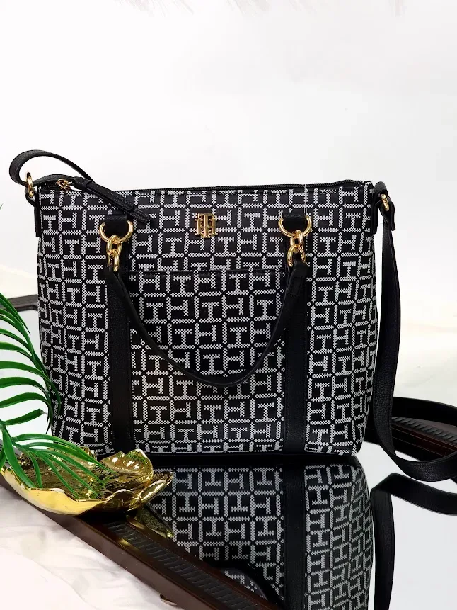 Bolso Tommy Hilfiger para dama color negro