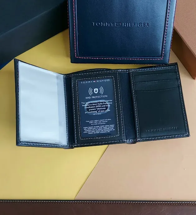 Billetera Tommy Hilfiger para caballero color negro