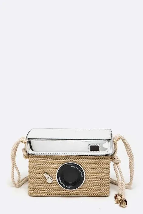Bolso para dama en forma de cámara, color beige y plateado