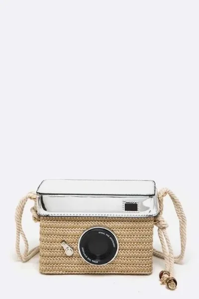 Bolso para dama en forma de cámara, color beige y plateado