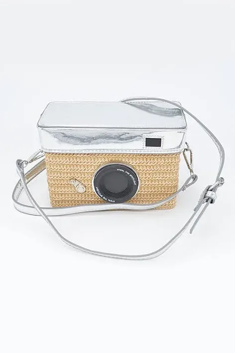 Bolso para dama en forma de cámara, color beige y plateado
