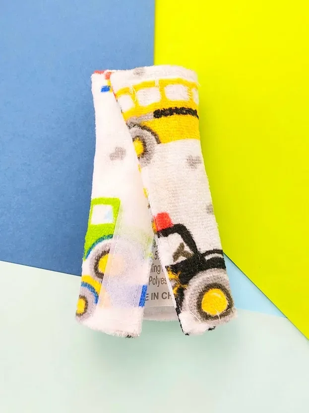 Conjunto de protector de cinturón y almohada con diseño de carros
