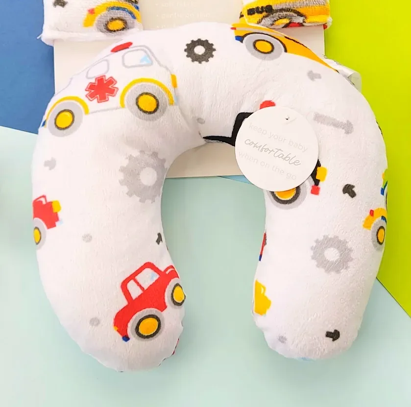 Conjunto de protector de cinturón y almohada con diseño de carros