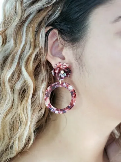 Aretes para dama de fantasía  con forma de circulo y flor