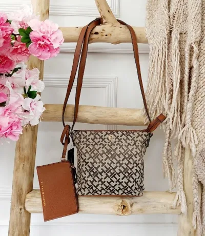 Bolso Tommy Hilfiger para dama color café con beige