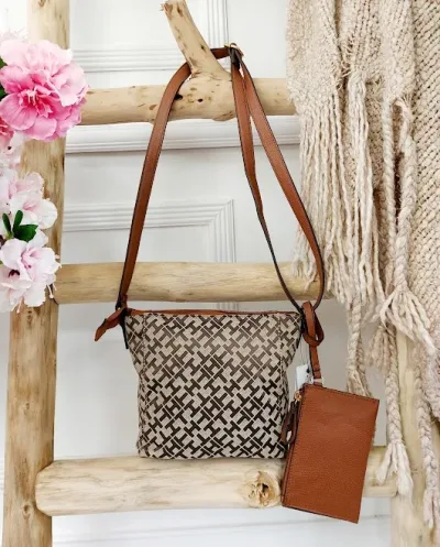 Bolso Tommy Hilfiger para dama color café con beige