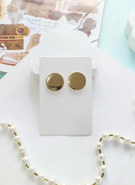 Par de aretes de fantasía para dama color dorado
