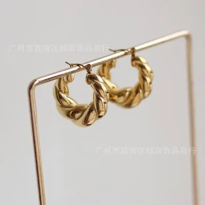 Par de argollas de acero de titanio para dama color dorado