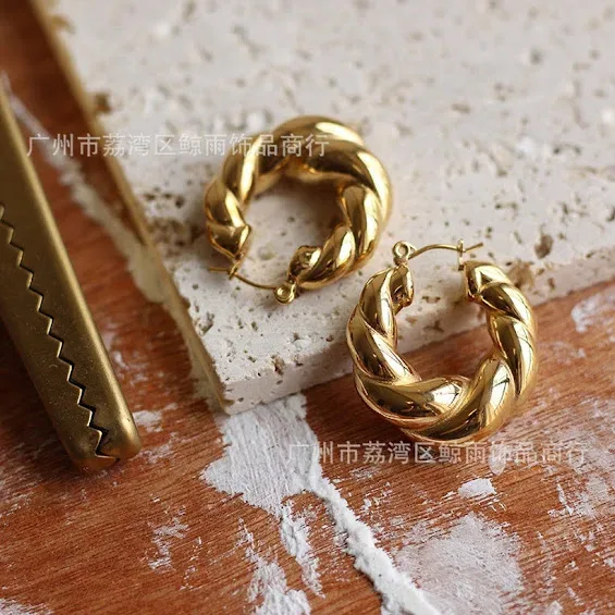 Par de argollas de acero de titanio para dama color dorado