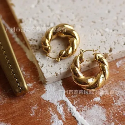 Par de argollas de acero de titanio para dama color dorado