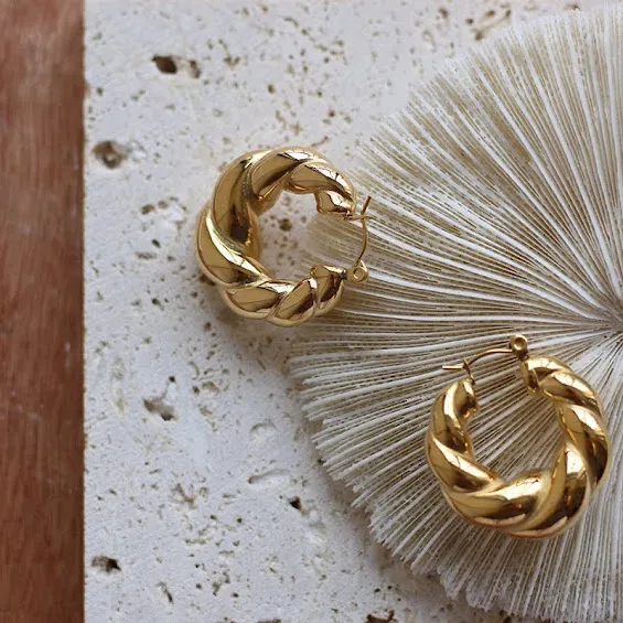 Par de argollas de acero de titanio para dama color dorado