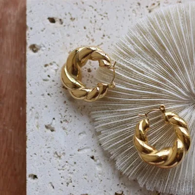 Par de argollas de acero de titanio para dama color dorado