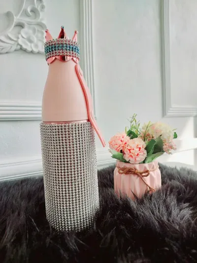 Termo botella con diseño de diamante plateado.
