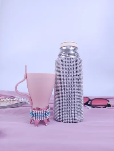 Termo botella con diseño de diamante plateado.