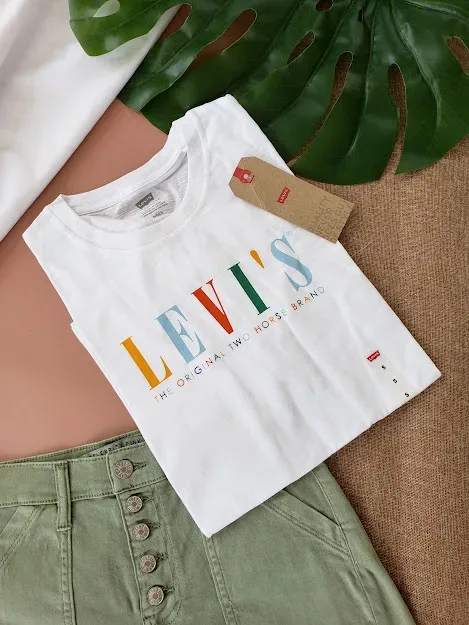 Camiseta Levi´s para dama logo multicolor