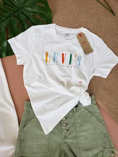Camiseta Levi´s para dama logo multicolor