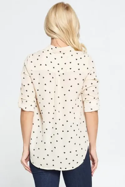 Blusa para dama con diseño de corazones color crema