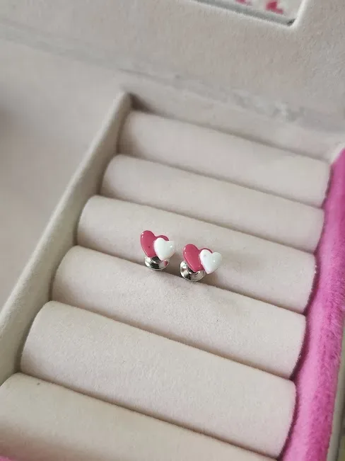 Par de aretes para dama diseño de corazones fucsia